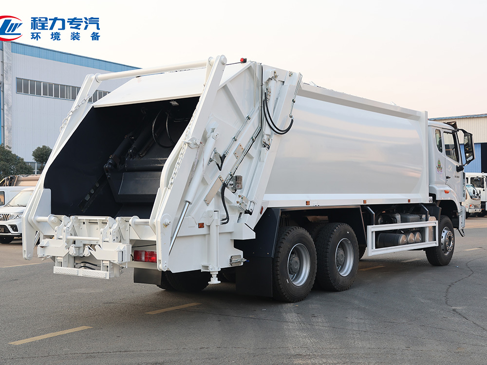 出口重汽豪沃后双桥带摆臂