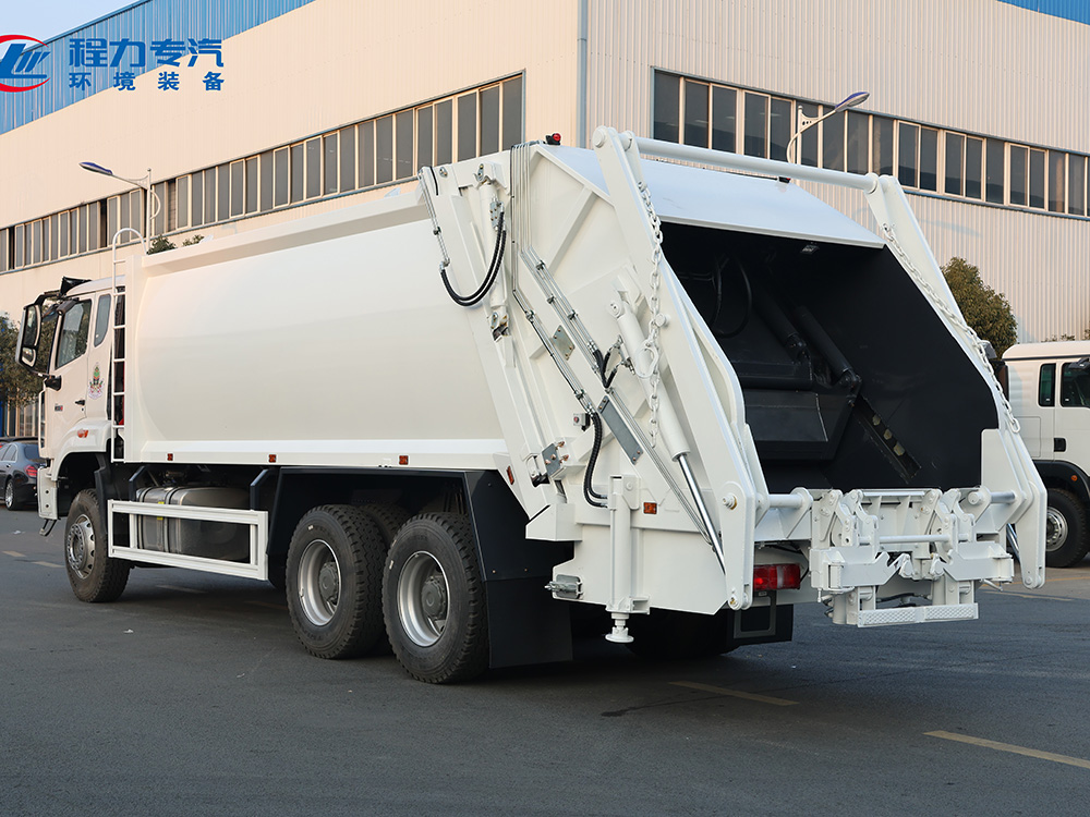 出口重汽豪沃后双桥带摆臂